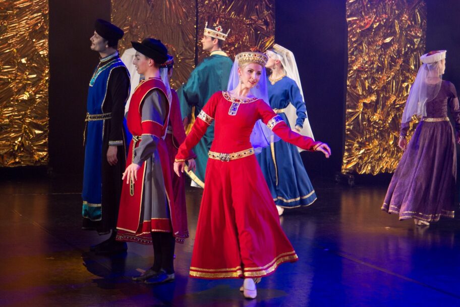 Zdjęcie: Ląd nad Wartą / Festiwal Kultury Słowiańskiej i Cysterskiej: Balet Cracovia Danza „Polska w koronie”