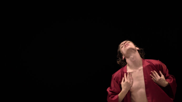 HER Docs Film Festival – sekcja „Ciało w ruchu”: Kadr z filmu „Luca (m/f/x)”
