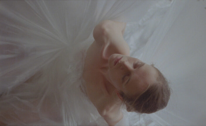 HER Docs Film Festival – sekcja „Ciało w ruchu”: Kadr z filmu „Odgraniczanie”