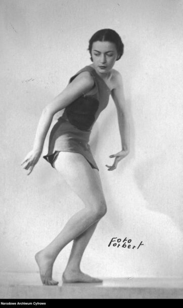 Stefania Grodzieńska podczas wykonywania tańca – fotografia sytuacyjna wykonana w atelier, 1937. Foto Forbert, Warszawa/ Narodowe Archiwum Cyfrowe