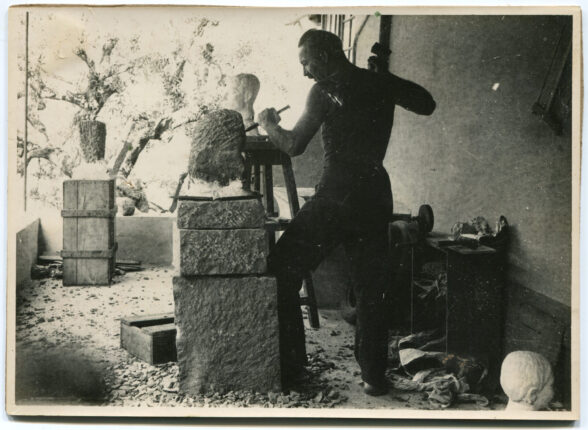 Na zdjęciu: August Zamoyski w trakcie pracy, w tle rzeźba-portret Serge’a Lifara, La Ciotat, 1930–1932. Fot. autor nieznany, zbiory Muzeum Literatury w Warszawie
