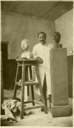 Na zdjęciu: August Zamoyski w pracowni przy Avenue de Maine, Paryż, 1927–1928, fotograf nieznany, zbiory Muzeum Literatury w Warszawie