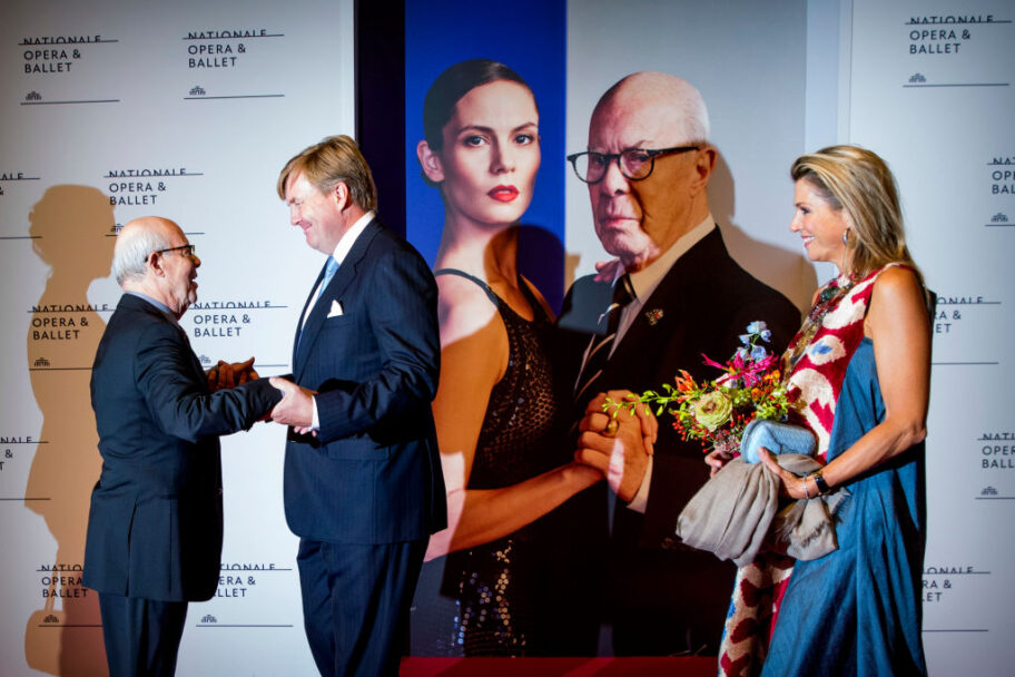 Król Willem-Alexander i królowa Maxima z Hansem van Manenem uczestniczą w premierze spektaklu baletowego „Ode to the Master” w National Opera & Ballet, 15 września 2017 roku w Amsterdamie. Przedstawienie zrealizowane z okazji 85. urodzin choreografa. Fot. Patrick van Katwijk/WireImage