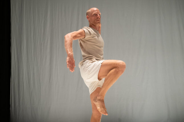 Ian Garside laureat IV nagrody „Solo Dance Contest 2022” za „Sorites”. Fot. Maciej Moskwa dla Klubu Żak