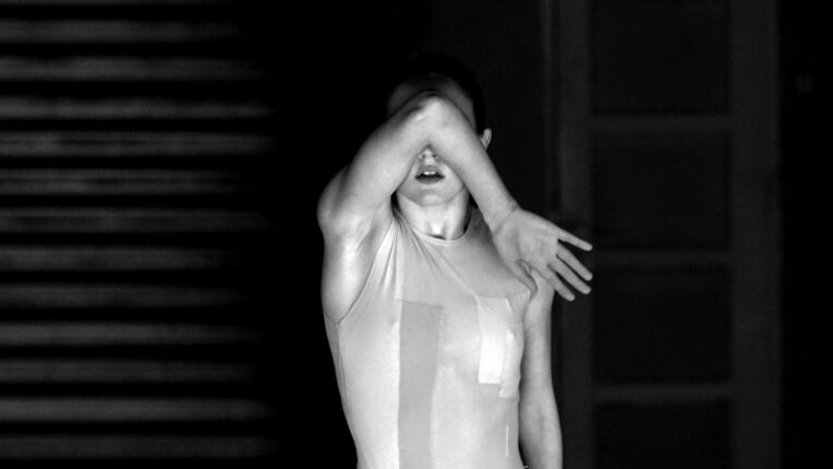 Anastasia Valsamaki (Aerowaves) „Monolog ciała”. Fot. Aleksos i Christos Bourelias