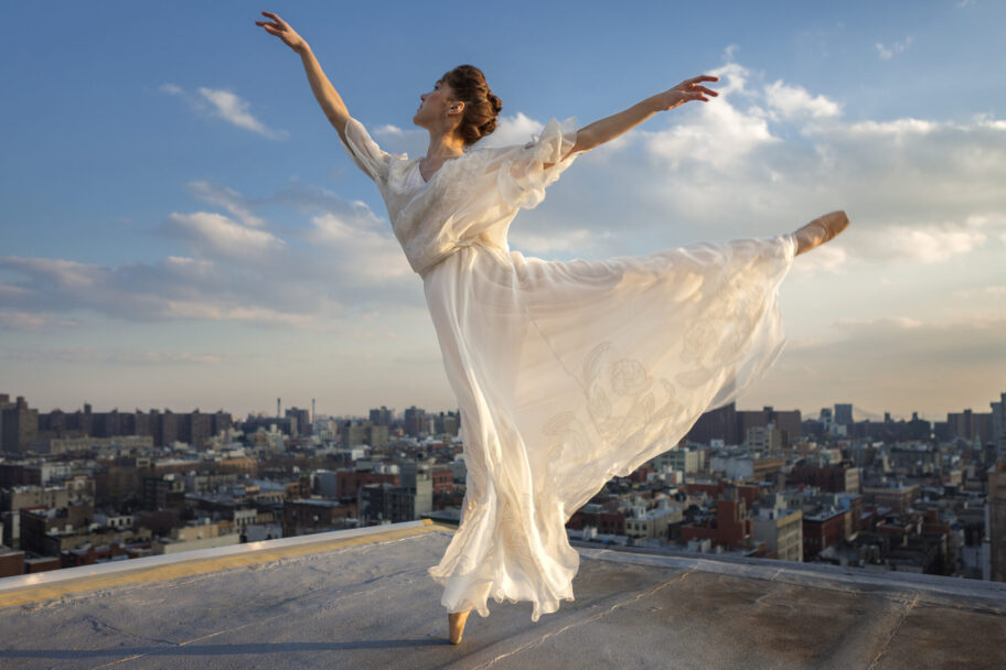 Tancerka baletowa w pozycji arabeski, Nowy Jork. Fot. Nisian Hughes via Getty Images
