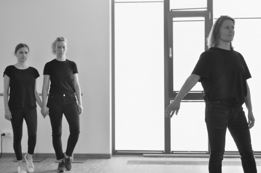Zdjęcie: Białystok / XXII Festiwal Kalejdoskop: Performans liminalny: „Choreografie (z) czytania Mercedes Lackey, 2.1.2.3″ Warszawska Pracownia Kinetograficzna