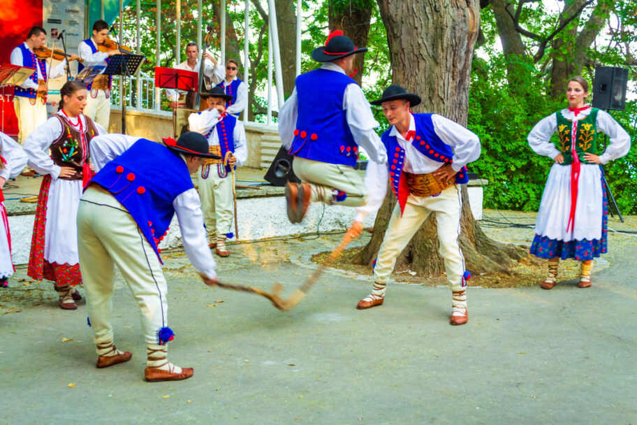 Zdjęcie: Mitologizacja tanecznej kultury ludowej. Dogmaty prezentacji scenicznej