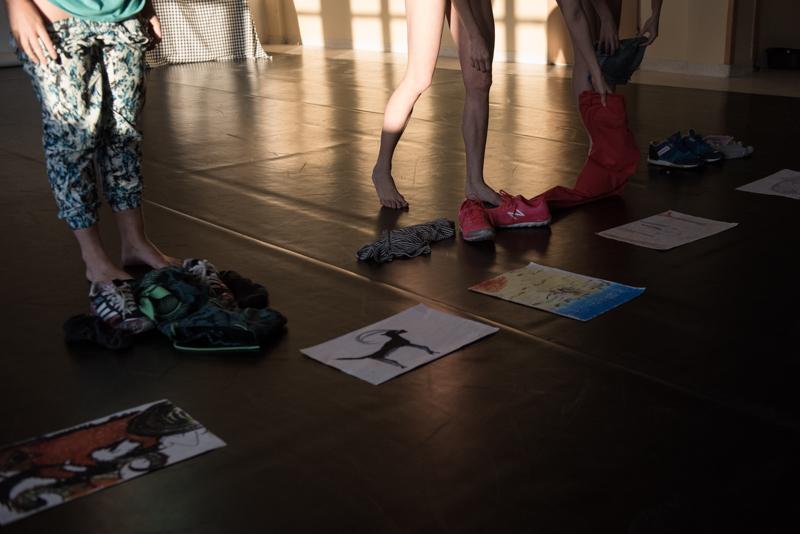 Zdjęcie: Warsaw: Maria Stokłosa, Magdalena Ptasznik, Marta Ziółek Golden Demons  premiere in Dance Activism series