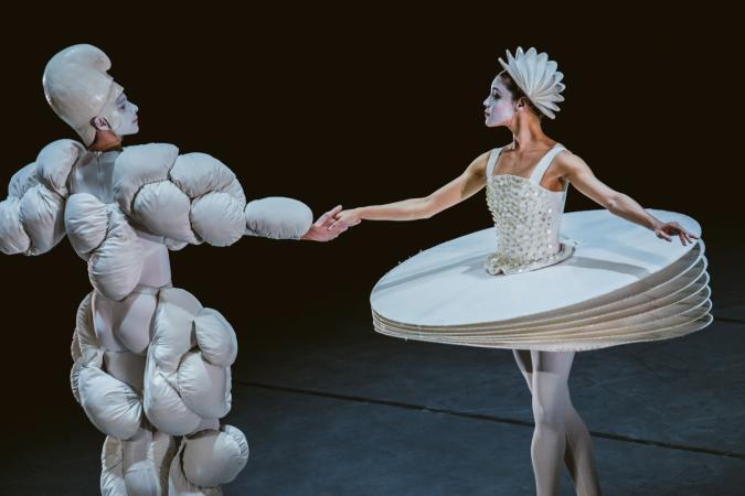 Zdjęcie: Powiększone, uproszczone, dziwaczne ? – o rekonstrukcji „Baletu triadycznego” Oskara Schlemmera