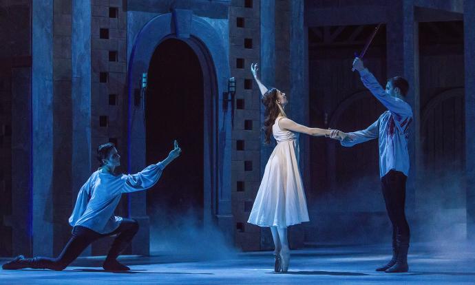 Zdjęcie: Romeo i Julia na londyńskim bruku – o balecie Paula Chalmera w Operze Nova