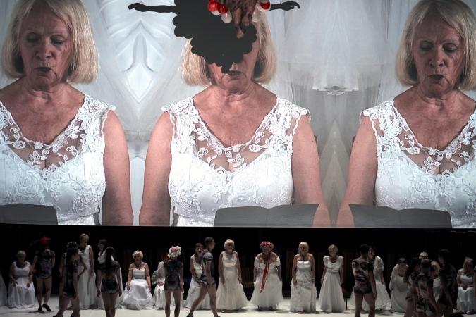 Zdjęcie: W chaosie weselnych zabaw – o spektaklu Polskiego Teatru Tańca