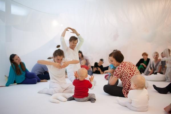 Zdjęcie: Poznań/SBNT dla Dzieci 2015 – Roztańczone rodziny: Dalija Aćin Thelander – instalacja „Baby Space”