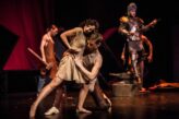 Zdjęcie: Podróż sentymentalna do bezpowrotnie minionego świata – refleksje po premierze „SZATNI”  Wrocławskiego Teatru Pantomimy