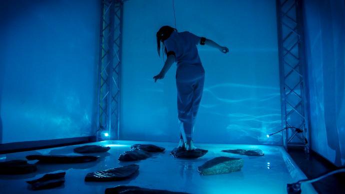 Zdjęcie: Gryfino/X Festiwal Małych Form Ruchowych JESIENNA SCENA TAŃCA 2018: Anna Kamińska i Przemysław Degórski „Reflections” – instalacja interaktywna