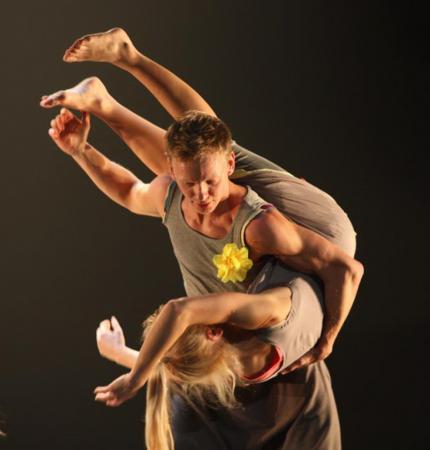 Zdjęcie: Dancing Poznań 2015/XII Międzynarodowy Festiwal Teatrów Tańca: Battery Dance Company „Between Heaven and Earth” i Polski Teatr Tańca „Tysiąc kolorów”