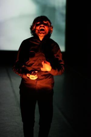 Zdjęcie: Łódź/Międzynarodowy Festiwal Teatralny RETRO//PER//SPEKTYWYMariusz Koluch „ANGAKOK – wewnętrzne światło” – performance