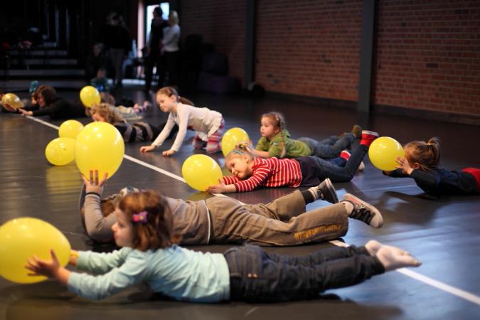 Zdjęcie: Poznań/Stary Browar Nowy Taniec dla Dzieci: Janusz Orlik „Rodzinne choreografie” – warsztaty