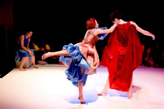 Zdjęcie: Ostrołęka/Festiwal Teatralny InQbator 2014: Teatr Tańca INOJ „Serce sióstr” – reż. i chor. Katarzyna Kryczka