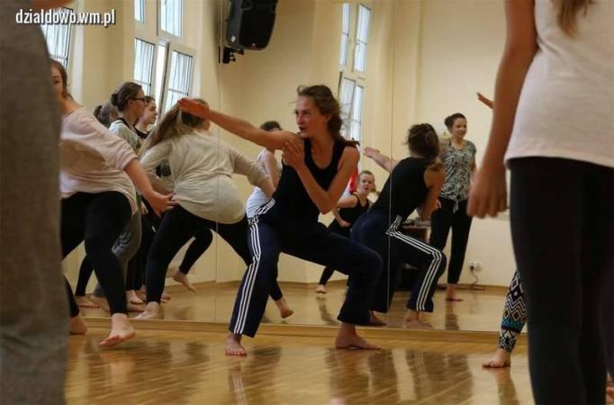 Zdjęcie: Warszawa: Małgorzata Suś „Become Intense/Become Animal” – warsztaty tańca i teatru fizycznego oraz pracy z partnerem