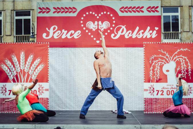 Zdjęcie: Kraków/29. ULICA – Międzynarodowy Festiwal Teatrów Ulicznych: Circus Ferus „Serce Polski” – chor. Kacper Lipiński