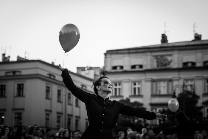 Zdjęcie: Kraków/Noc Teatrów 2018: Grupa Wokół Centrum „Płaczki” (wersja uliczna)